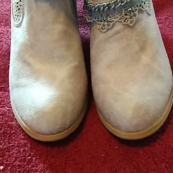 Boots - Picture 3 of 4